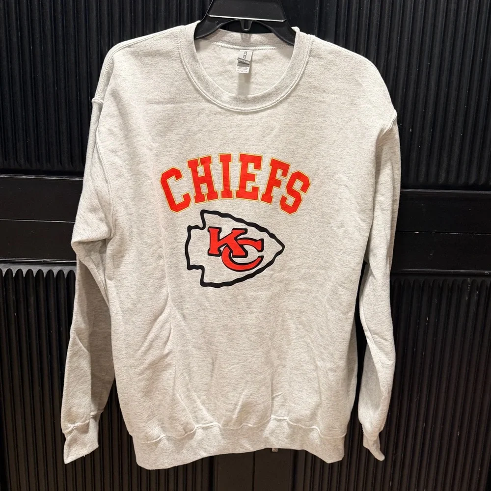 Gildan Gray Crewneck Sweatshirt with Red and Gold Kansas City Chiefs Logo - Picture 1 of 3